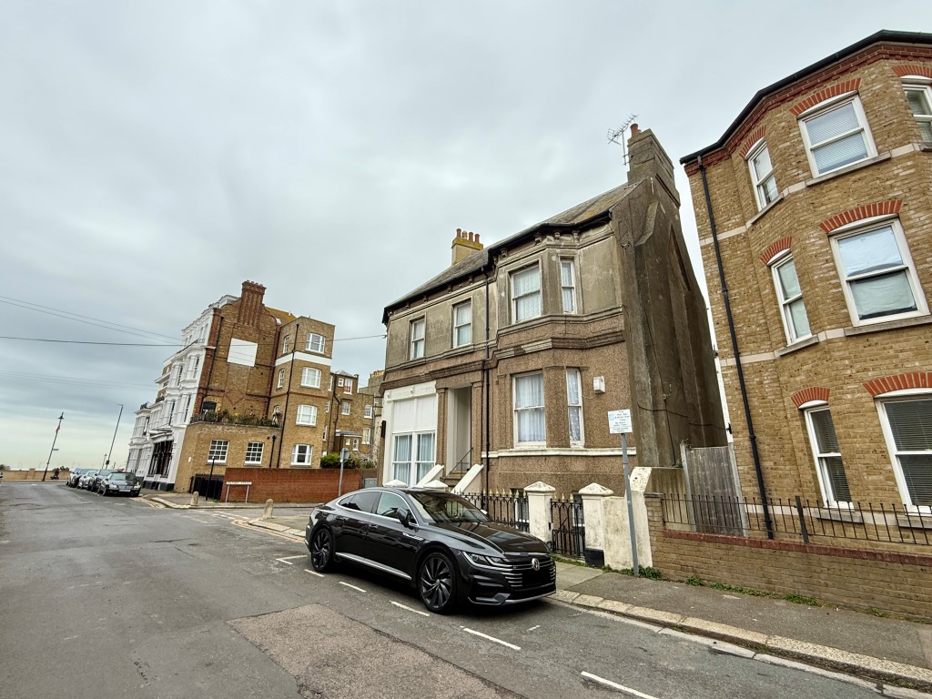 Lot: 125 - FREEHOLD BLOCK OF FOUR FLATS FOR INVESTMENT - View of property and seafront